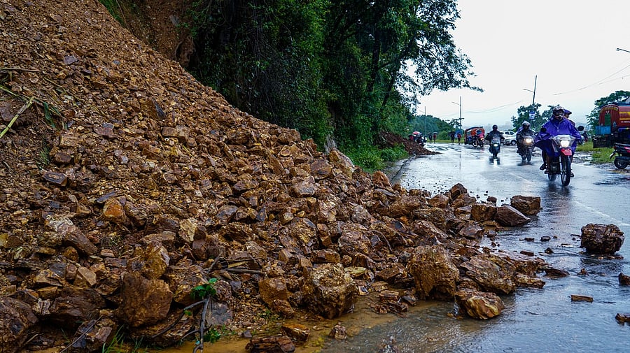 <div class="paragraphs"><p>Representative image showing landslide</p></div>