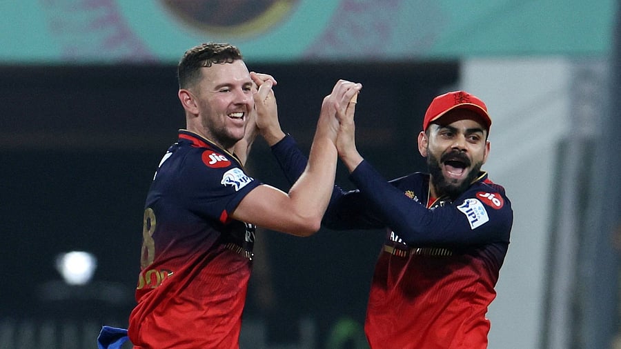 <div class="paragraphs"><p>Royal Challengers Bengaluru's Josh Hazlewood celebrates with Virat Kohli after taking the wicket of Punjab Kings' Azmatullah Omarzai, caught out by Jitesh Sharma.</p></div>