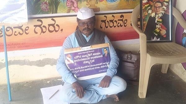 <div class="paragraphs"><p>Government Lower Primary School, Nidagundi in Raibag taluk Headmaster Veeranna Madivalar staging protests demanding more classrooms for school at Raibag town in Belagavi district on Tuesday.</p></div>