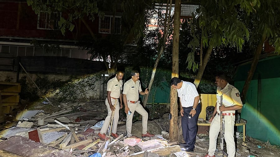 Ganesh V, ACF (in white), Bengaluru South division, inspects the site where a leopard was seen at Mallasandra.photo: RFO Kaggalipura