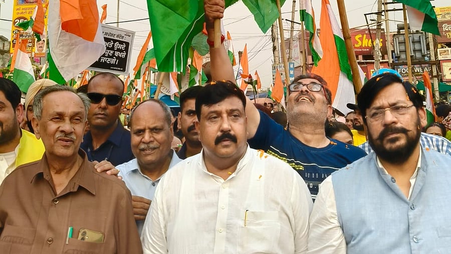 <div class="paragraphs"><p>Jiwan Gupta (Centre)</p></div>