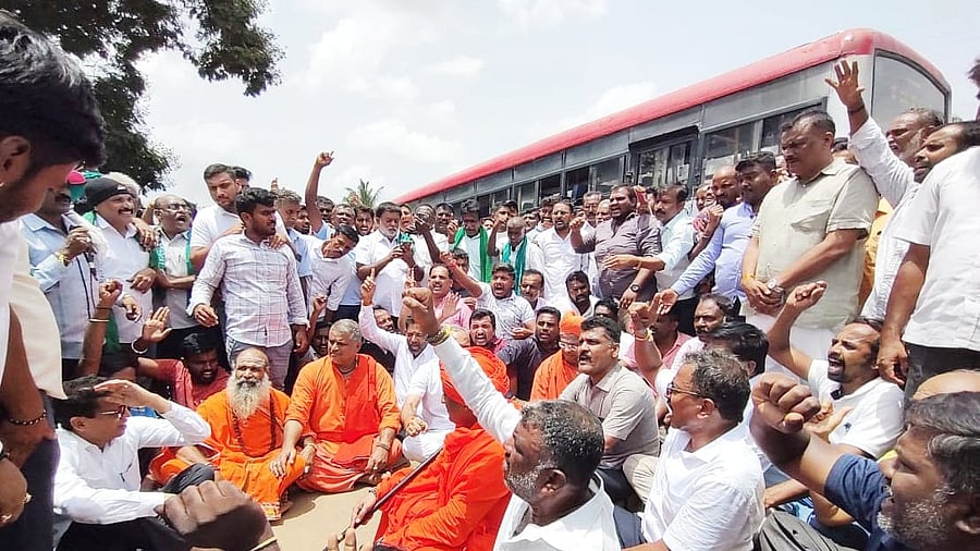 <div class="paragraphs"><p>Protesters block B’luru-Honnavar highway opposing the canal project near Nitturu in Gubbi taluk, on Saturday. </p></div>
