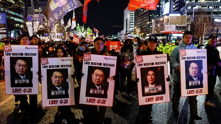<div class="paragraphs"><p>People protest during a candlelight vigil calling for the resignation of South Korean President Yoon Suk Yeol, in Seoul</p><p></p></div>