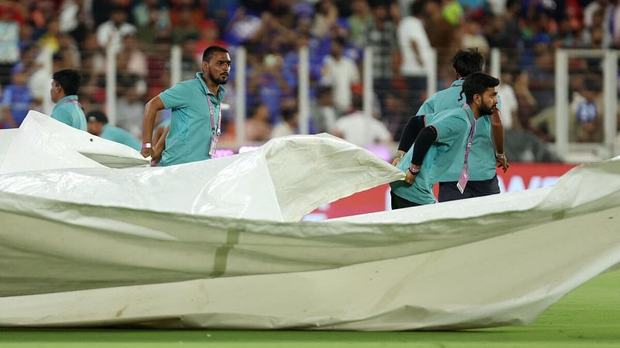 <div class="paragraphs"><p>Ground staff with rain covers before the match</p></div>