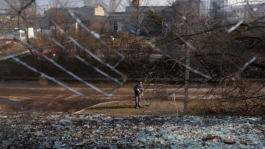 <div class="paragraphs"><p>Russia and Ukraine to talk about peace but are still far apart.</p></div>