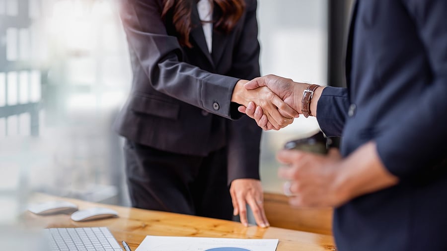 <div class="paragraphs"><p>Business people shaking hands, finishing up a meeting.</p></div><div class="paragraphs"><p><br></p></div>