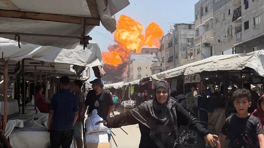 <div class="paragraphs"><p>Smoke and flames rise from a house hit by an Israeli strike in Gaza City</p></div>