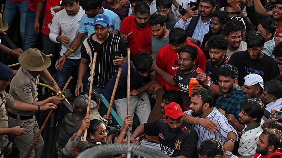 <div class="paragraphs"><p>Huge number of people around M Chinnaswamy Stadium during the victory celebration in Bengaluru </p></div>