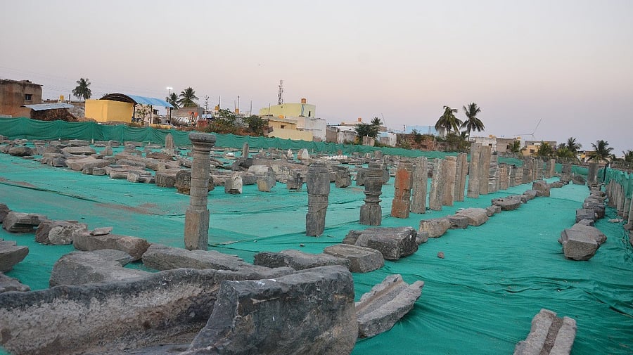 <div class="paragraphs"><p>Archaeological artefacts are displayed near Nanneshwara Temple at Lakkundi in Gadag district </p></div>