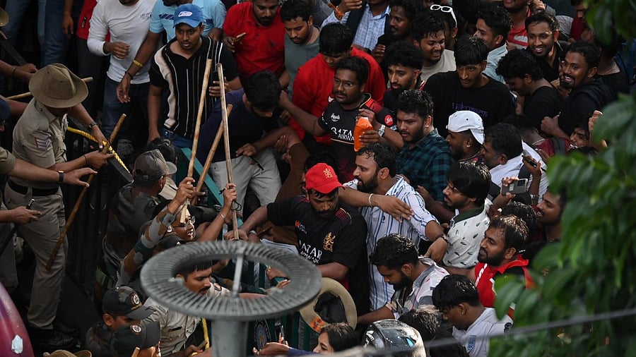 <div class="paragraphs"><p>Scenes outside Chinnaswamy Stadium in Bengaluru</p></div>