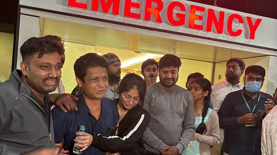 <div class="paragraphs"><p>Parents of Bhumik, one of the victims, cry uncontrollably.</p></div>