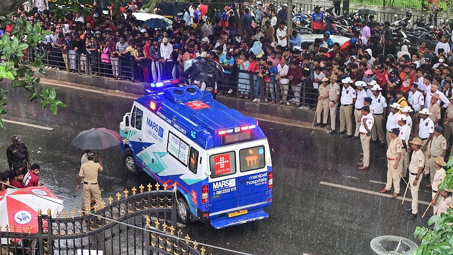 <div class="paragraphs"><p>Karnataka HC  directs state govt to file status report over stampede</p></div>