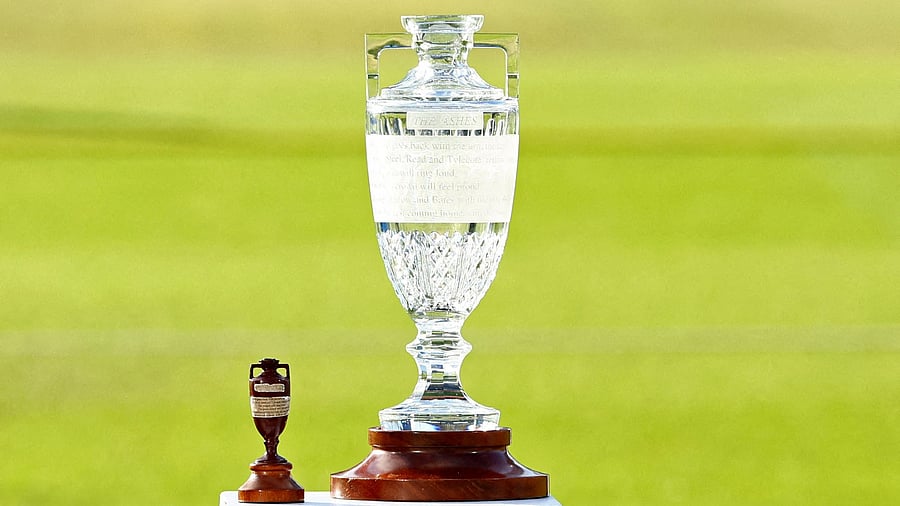 <div class="paragraphs"><p>The Ashes urn and trophy </p></div>