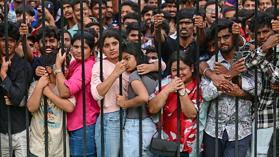 <div class="paragraphs"><p>Fans outside the Chinnaswamy stadium in Bengaluru.&nbsp;</p></div>