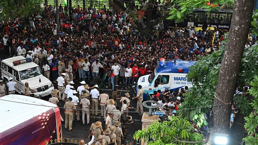 <div class="paragraphs"><p>The siren of the ambulance was wailing, but it was drowned by fans cheering. At the main entrance, thousands of fans waited to get a glimpse of their favourite stars.</p></div>