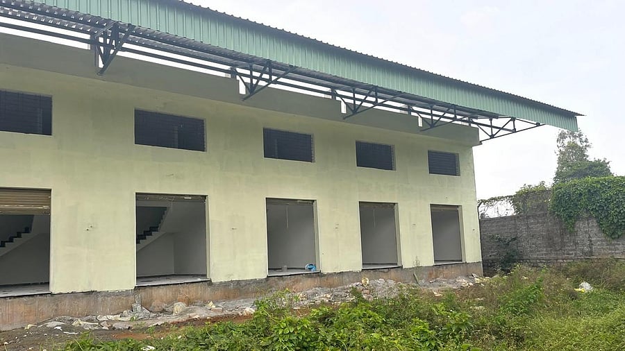 <div class="paragraphs"><p>The shops at the Dasanapura APMC are much smaller than the ones at Yeshawantpur. </p></div>