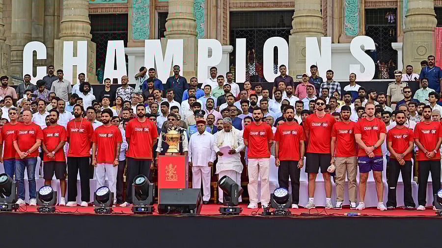 <div class="paragraphs"><p>Karnataka Congress leaders with RCB team players outside the Vidhana Soudha in Bengaluru. </p></div>