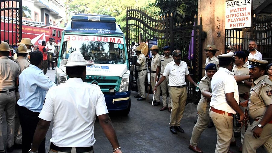 <div class="paragraphs"><p>Cops make way for an ambulance after the Bengaluru stampede</p></div>