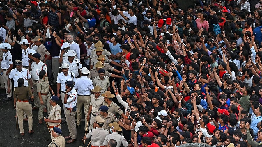 <div class="paragraphs"><p>A large crowd of RCB fans outside the Chinnaswamy Stadium in Bengaluru</p></div>