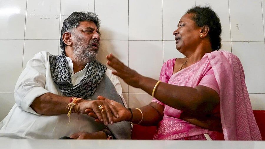 <div class="paragraphs"><p>Karnataka Deputy Chief Minister D.K. Shivakumar meets relative of an injured at a hospital following a stampede near the Chinnaswamy Stadium.</p></div>
