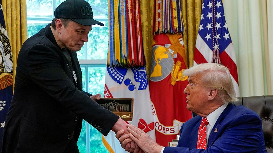 <div class="paragraphs"><p>Tesla CEO Elon Musk and US President Donald Trump (R).</p></div>