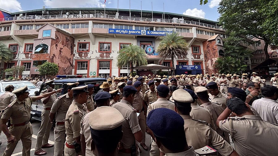 <div class="paragraphs"><p>Several police personal seen at M Chinnaswamy Stadium in Bengaluru</p></div>