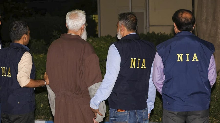 <div class="paragraphs"><p>Mumbai terror attack accused Tahawwur Hussain Rana with NIA officials.</p></div>