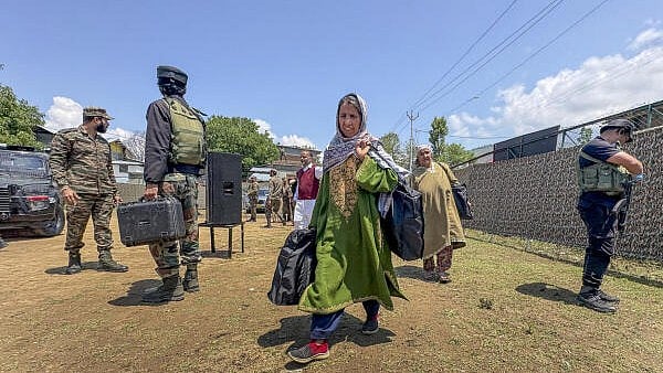 <div class="paragraphs"><p>Army distributes kits to Gujjar-Bakarwal community to provide assistance during Amarnath Yatra</p></div>