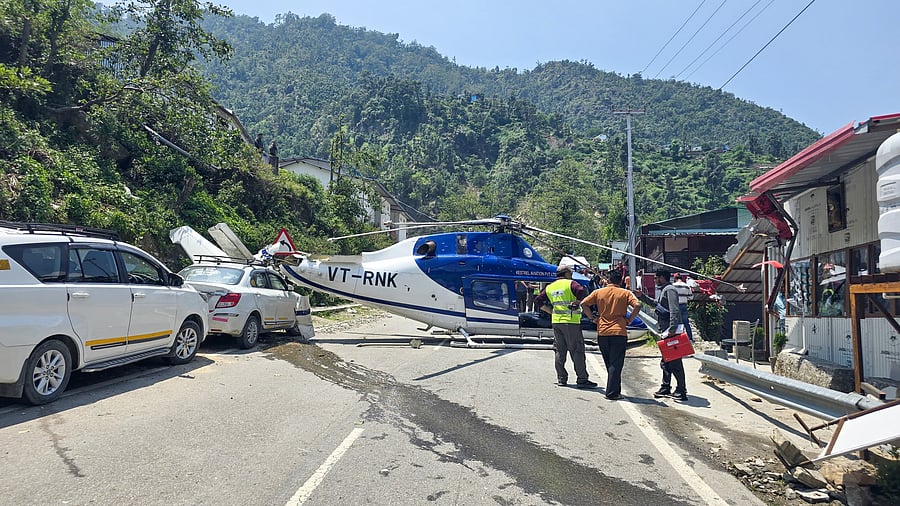 <div class="paragraphs"><p>A private helicopter en route to Kedarnath Dham makes an emergency landing in Guptkashi of Rudraprayag due to a technical fault.</p></div>