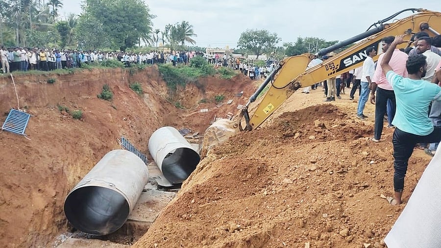 <div class="paragraphs"><p>Local people stage protest against Hemavathi link canal project near D Rampura of Gubbi taluk in Tumakuru district. </p></div>