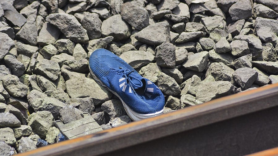 <div class="paragraphs"><p>A shoe lies near the tracks at Mumbra railway station after several passengers reportedly fell from overcrowded local trains, in Thane, Maharashtra, Monday, June 9, 2025. At least four commuters, including a GRP constable, died and six were injured in the mishap, according to officials.</p></div>