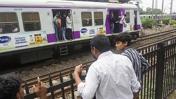<div class="paragraphs"><p>Panic stricken people at Mumbra Railway Station after several passengers reportedly fell from a moving train.</p></div>