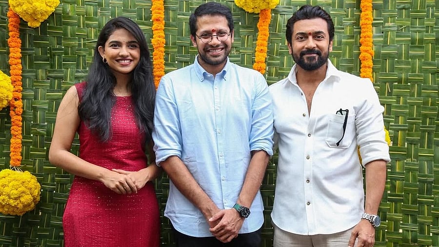 <div class="paragraphs"><p>Director Venky Atluri poses with Suriya and Mamitha Baiju during the mahurat of <em>#Suriya46</em>.</p></div>