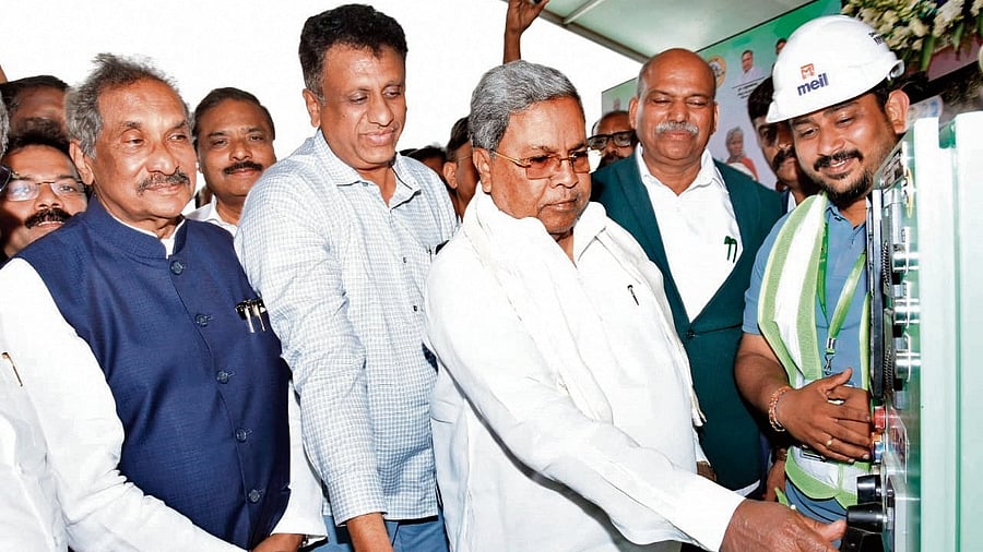 <div class="paragraphs"><p>Chief Minister Siddaramaiah inaugurates a solar energy unit constructed under the Kusum C project at Hanumenahalli in Gauribidanur taluk in Chikkaballapur district on Wednesday. Ministers K J George and Dr M C Sudhakar are seen. The CM interacted with the farmers and elected representatives of Gadag, Chamarajanagar and Tumakuru online on the occasion. </p></div>