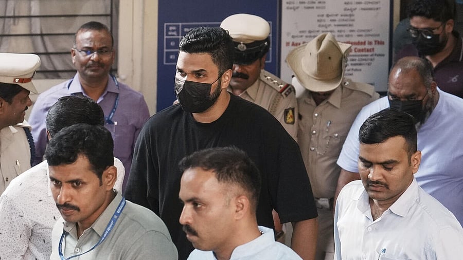 <div class="paragraphs"><p>Marketing and revenue head of Royal Challengers Bengaluru (RCB) Nikhil Sosale, center in black, and DNA entertainment private limited official, in black mask, Sunil Mathew among others being taken to court after their arrest in connection with the stampede outside Chinnaswamy stadium, in Bengaluru, Karnataka, Friday, June 6, 2025.</p></div>
