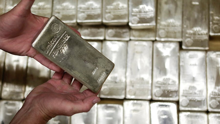 <div class="paragraphs"><p>An image showing silver bars </p></div>
