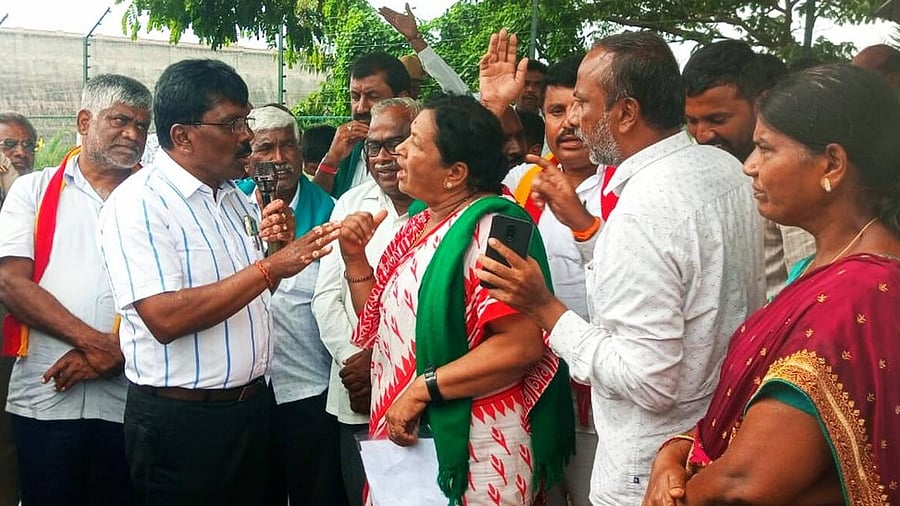 <div class="paragraphs"><p>Farmer leaders and Gram Panchayat members take<br>Cauvery Neeravari Nigam Executive Engineer Jayant to the task during a meeting near the KRS dam in Srirangapatna taluk of Mandya district on Wednesday.</p></div>