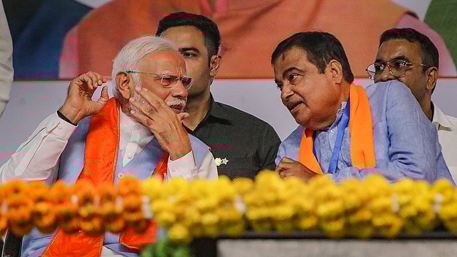 <div class="paragraphs"><p>Nagpur: Prime Minister Narendra Modi interacts with Union Minister Nitin Gadkari.</p></div>