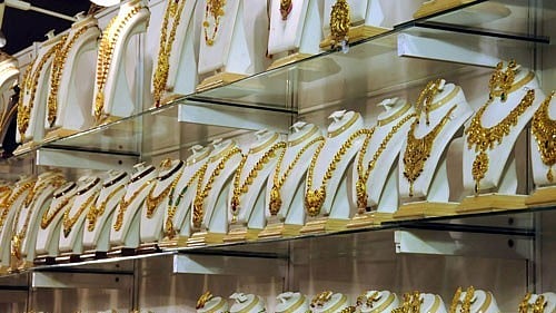 <div class="paragraphs"><p>Gold climbs Rs 260 to Rs 99,260/10 g.</p></div>