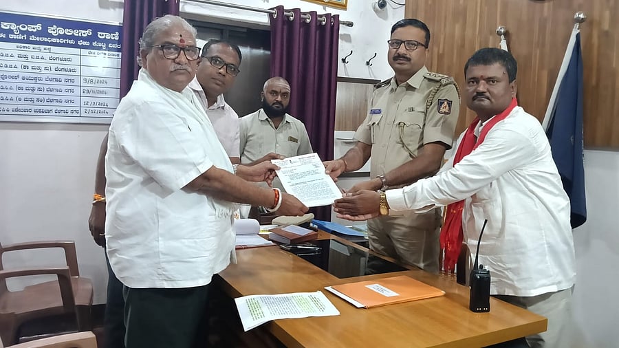 <div class="paragraphs"><p>RTI Act activist Bhimappa Gadad submitting police complaint against Chief Minister Siddaramaiah in Belagavi on Thursday</p></div>