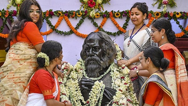 <div class="paragraphs"><p>File photo of students paying tribute to Nobel laureate Rabindra Nath Tagore. (Representative image)</p></div>