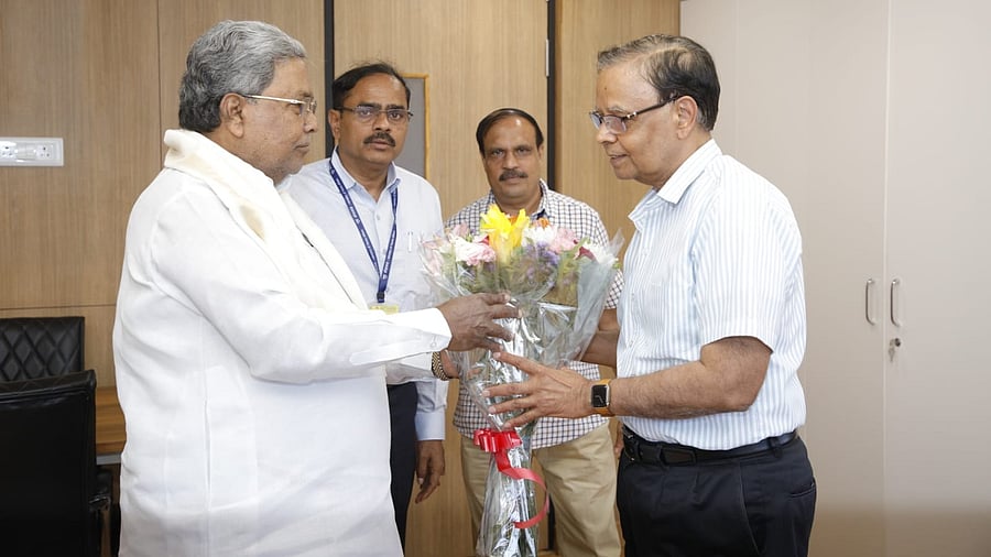 <div class="paragraphs"><p>Siddaramaiah greets Finance Commission Chairman Arvind Panagariya. </p></div>