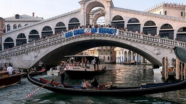 <div class="paragraphs"><p>Venice protesters hang anti-Bezos banner on the Rialto Bridge ahead of billionaire's wedding</p></div>