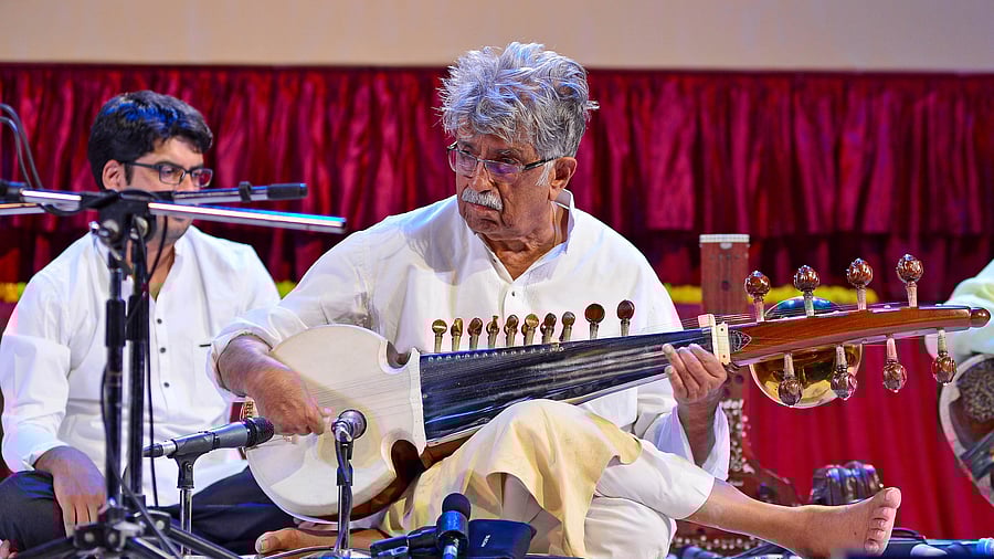 <div class="paragraphs"><p>Pandit Rajeev Taranath during a concert. </p></div>