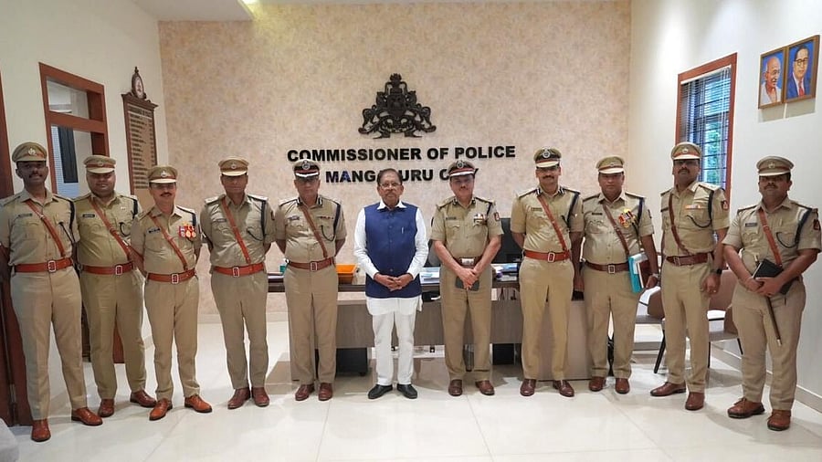 <div class="paragraphs"><p>Home Minister Dr G Parameshwara with DGP and top police officers from Mangaluru, DK, Udupi, Chikkamagaluru.</p></div>