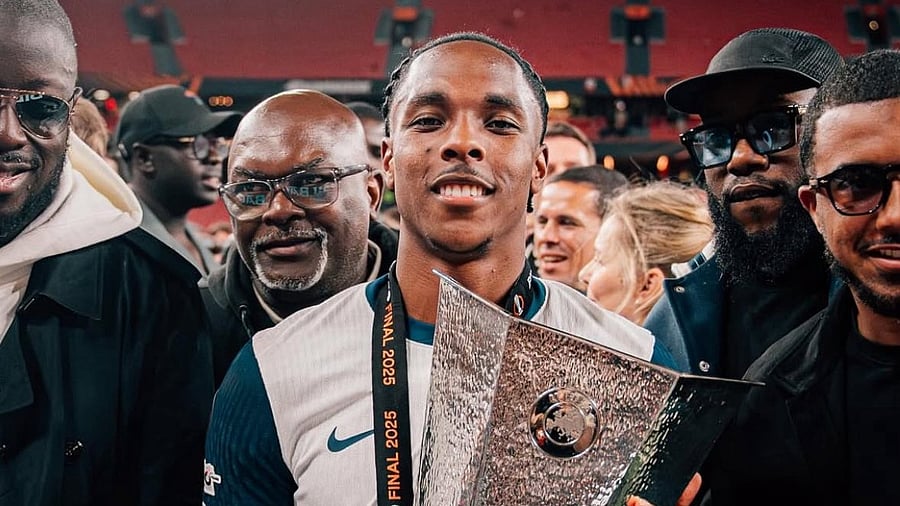 <div class="paragraphs"><p>Mathys Tel</p></div>