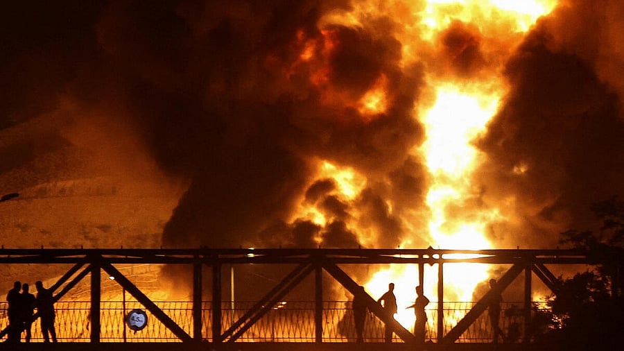 <div class="paragraphs"><p>Fire rages at Tehran's Shahran oil depot after Israeli attack</p></div>