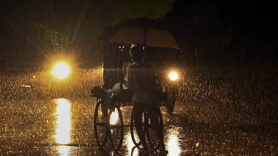 <div class="paragraphs"><p>A street vendor moves his cart amid heavy rainfall in Thiruvananthapuram. </p></div>