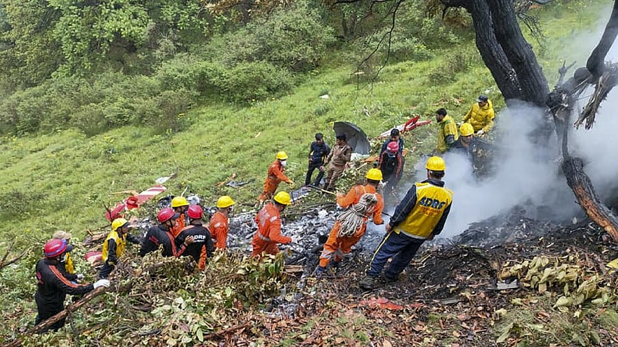 <div class="paragraphs"><p>Chopper crashes near Kedarnath shrine</p></div>