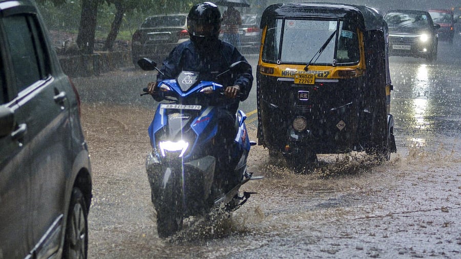 <div class="paragraphs"><p>Commuters amid rainfall, in Thane, Maharashtra.</p></div>